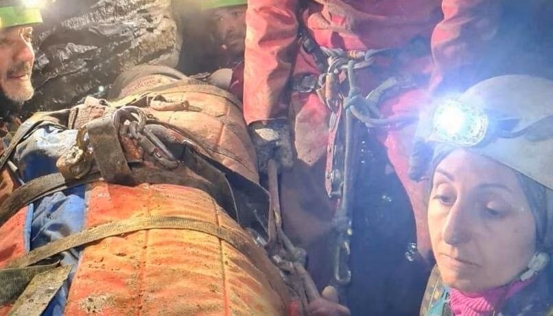 Verletzte Frau aus Höhle gerettet