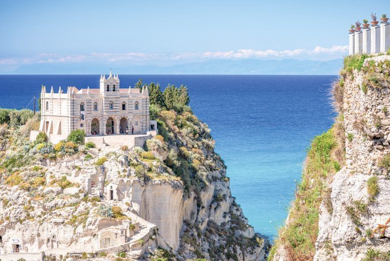 Die Wallfahrtskirche Santa Maria dell‘Isola thront auf einem mächtigen Felsen.