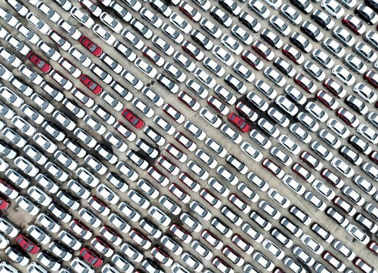 Diese Aufnahme zeigt Autos am Hafen von Lianyungang in der chinesischen Provinz Jiangsu, die auf ein Schiff verladen werden sollen. AFP