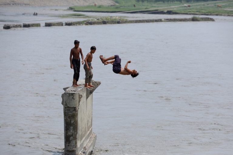 Diese Jungen springen in den Naguman-Fluss am Stadtrand von Peschawar, Pakistan, um sich bei heißem Wetter abzukühlen. Reuters
