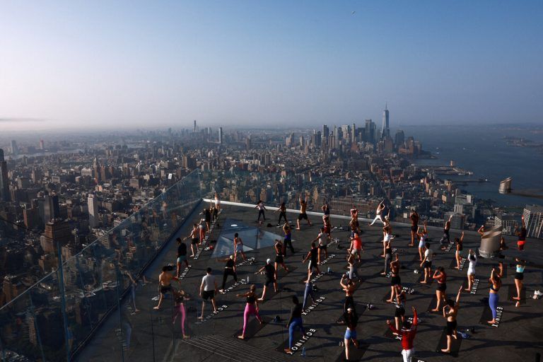 Diese Menschen nehmen an einer „Sky High“-Yoga-Sitzung am Manhattan’s Edge in New York City teil. Reuters