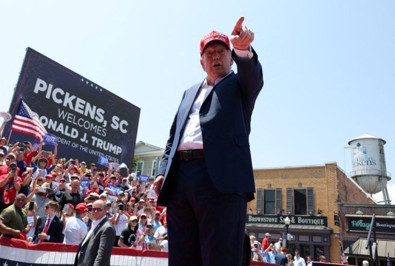 Donald Trump möchte wieder US-Präsident werden und macht trotz der Ermittlungen gegen ihn weiter Wahlkampf. Reuters
