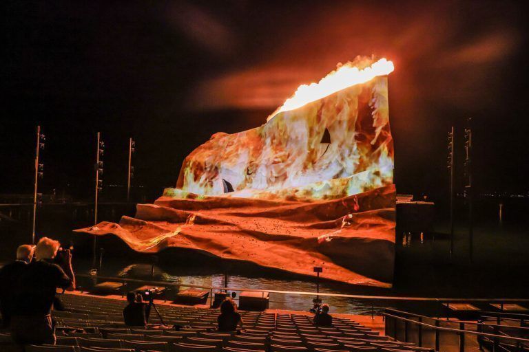 Echte Pyrotechnik wurde am Ende in den Nachthimmel gezündet.