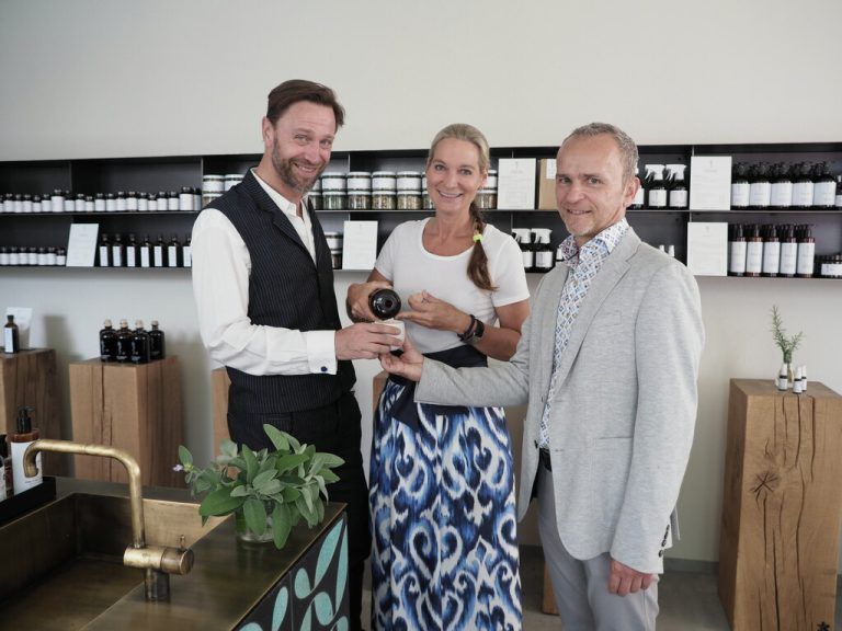 Eigentümerin Jutta Kolesa-Natter (Stadtapotheke Dornbirn) mit Saint Charles-Gründer Alexander Ehrmann (l.) und Geschäftspartner Richard König. sie