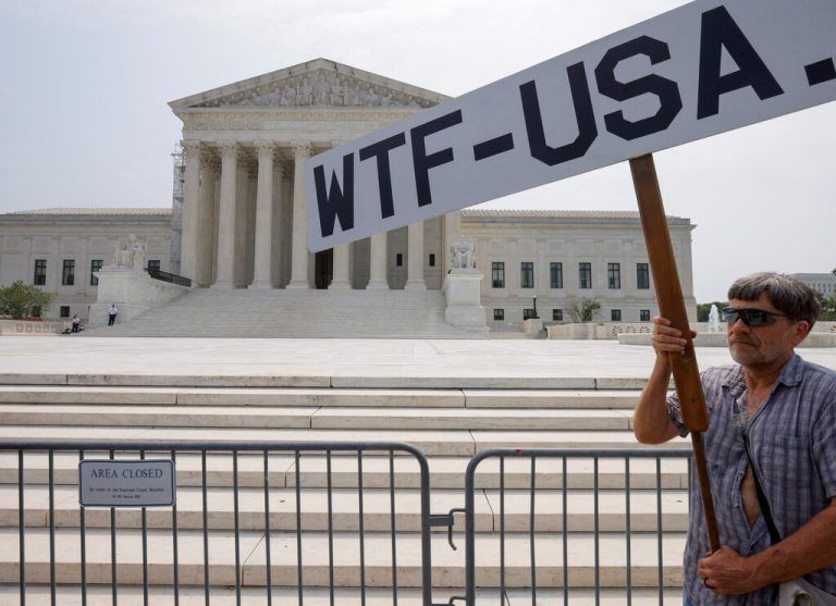 Ein Demonstrant übt Kritik an der Entscheidung des US-Höchstgerichts über das Verbot von geförderten Studienplätzen für Minderheiten. Reuters