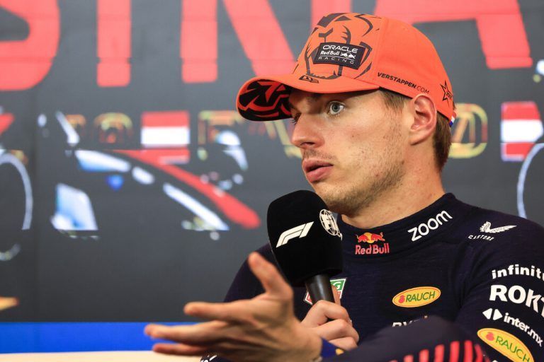 Ein gefasster Max Verstappen bei den Siegerinterviews.