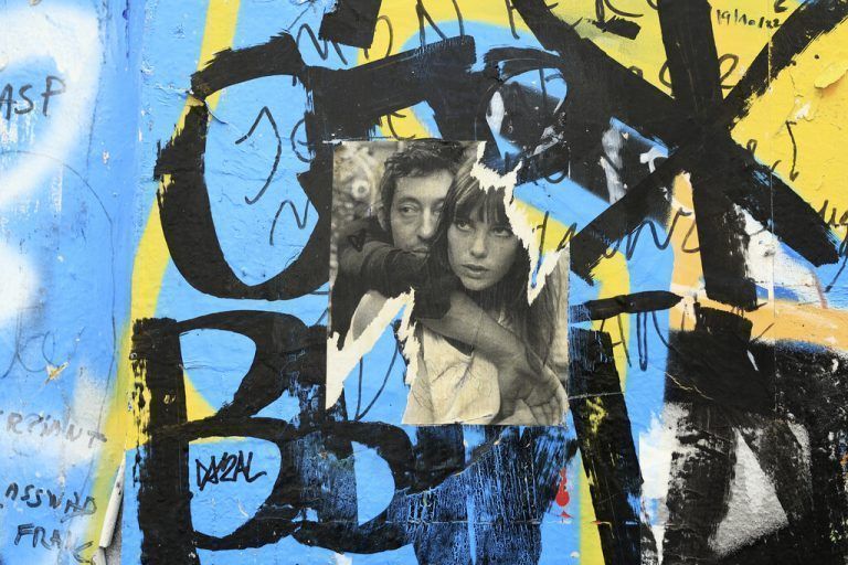 Ein Plakat zeigt Jane Birkin und Serge Gainsbourg an jenem Haus, in dem sie einst in Paris lebten. AP