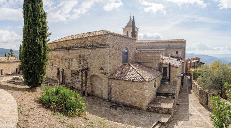 Eine gigantische Kathedrale für ein Dorf mit 50 Einwohnern.Shutterstock