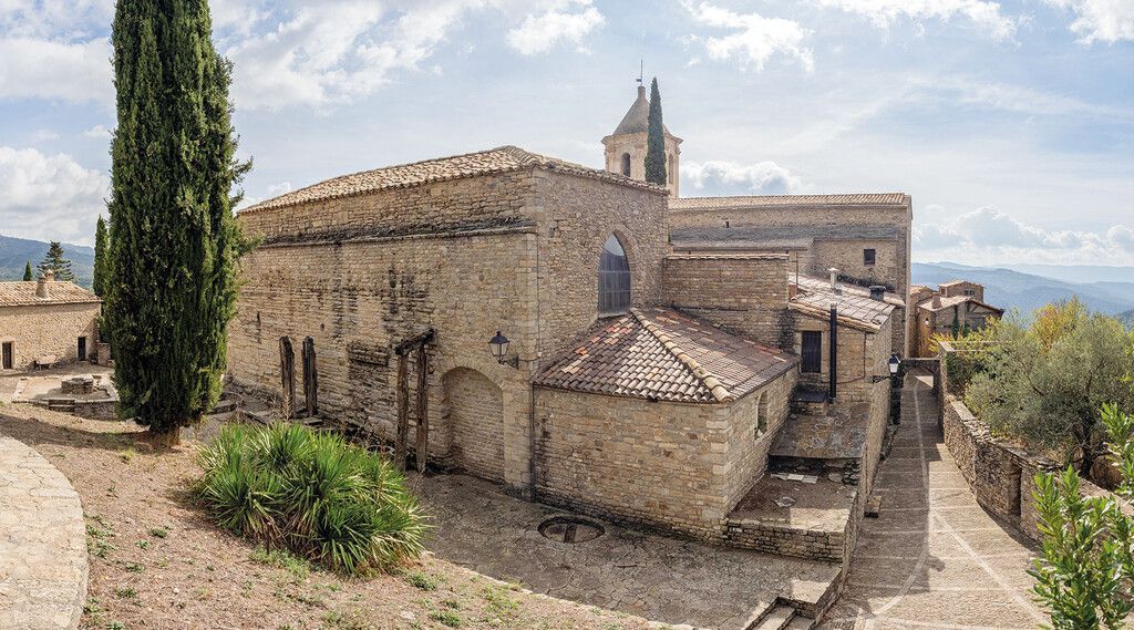 Kleines Dorf mit großer Kathedrale