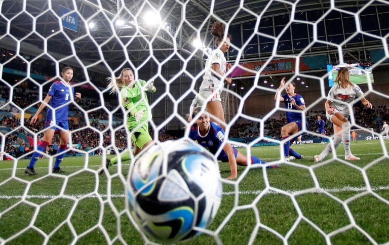 Entscheidung: Der Ball ist zum zweiten Mal im Netz und Torschützin Seraina Bachmann dreht ab.Reuters/3