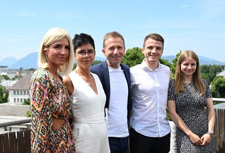 Familienfoto mit Gattin, von links: Tochter Anna, Ehefrau Susi, ÖFB-Präsident Klaus Mitterdorfer, Sohn Moritz mit Partnerin Laura.apa