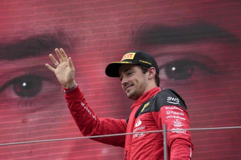 Ferrari-Pilot Charles Leclerc bei der Siegerehrung.ap
