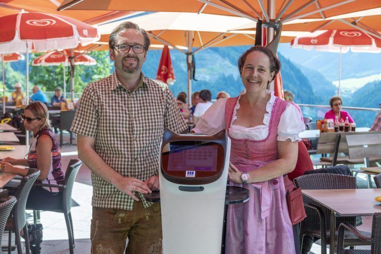 Ein Roboter hilft im Berghaus Kanisfluh im Service. »A4