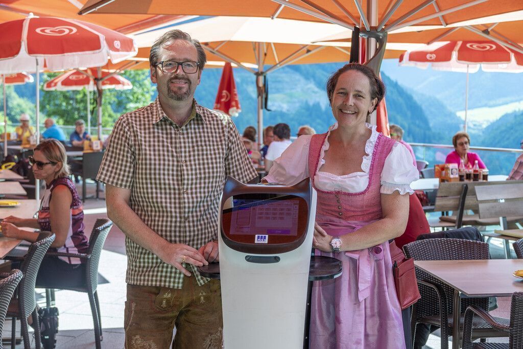 Ein Roboter hilft im Berghaus Kanisfluh im Service. »A4