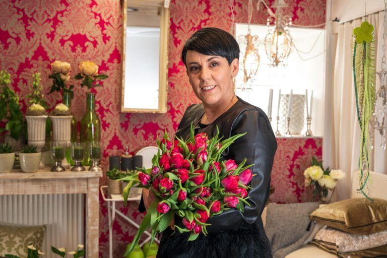Floristin Melanie Kuster verpflanzt die Zauberblume nach Lauterach.VN/Mayer (2), VN/DS