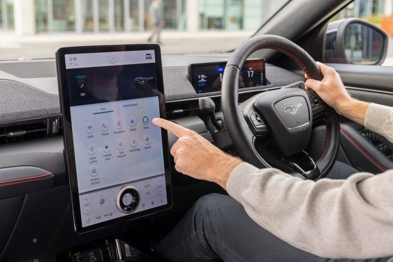 Ford integriert Amazons Sprachassistenten Alexa in seine Fahrzeuge. Für Pkw-Modelle mit der vierten Generation des Infotainmentsystems Sync steht ab sofort ein Over-the-air-Update bereit, ab dem Herbst zählt die Software zum Serienumfang bei Neuwagen der Marke. Über den Sprachassistenten lassen sich dann unter anderem Nachrichten und Wettervorhersage abrufen oder Smart-Home-Funktionen steuern. Auch die Bedienung von Klimaanlage oder Navigationssystem ist möglich. Zudem lassen sich künftig gleichzeitig zwei Smartphones mit dem Fahrzeug koppeln.