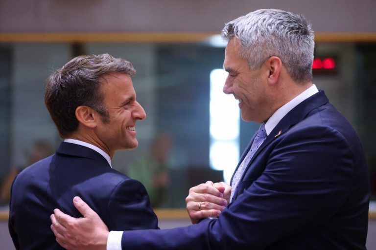 Frankreichs Präsident Emmanuel Macron und Kanzler Karl Nehammer.reuters