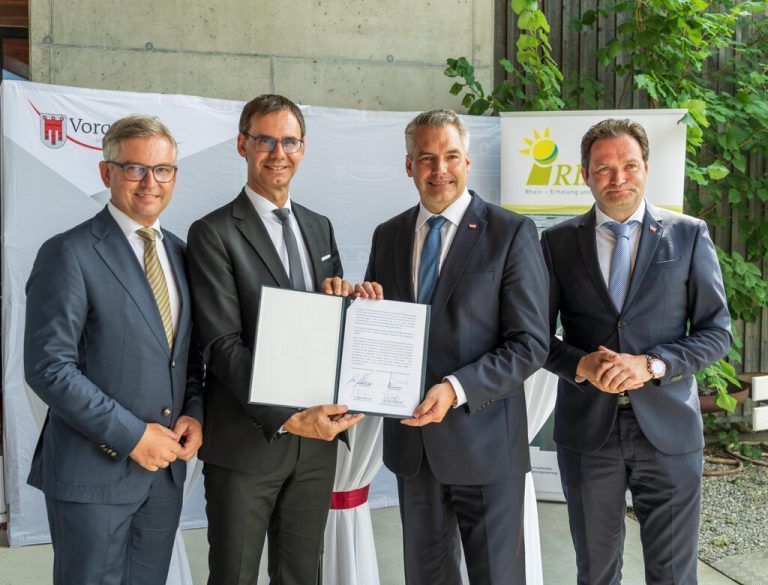 Freude über den Vertrag: Finanzminister Magnus Brunner, LH Markus Wallner, Bundeskanzler Karl Nehammer und Landwirtschaftsminister Norbert Totschnig (v. l.). VN/Stiplovsek