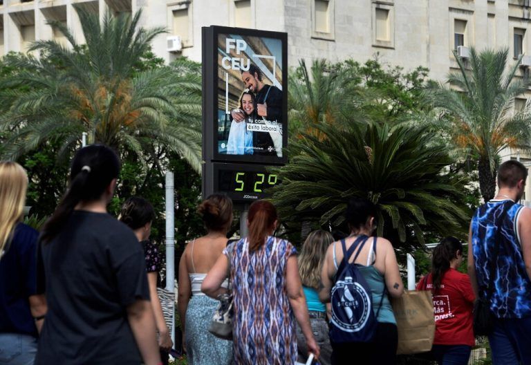 Fußgänger gehen während der Hitzewelle in Sevilla an einem Straßenschild vorbei, das 52 Grad Celsius anzeigt. Das Land bereitete sich auf die zweite Hitzewelle innerhalb von zwei Wochen vor. AFP