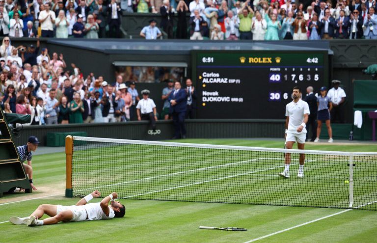 Historischer Moment: Carlos Alcaraz jubelt liegend über den Sieg und Titel in Wimbledon.reuters