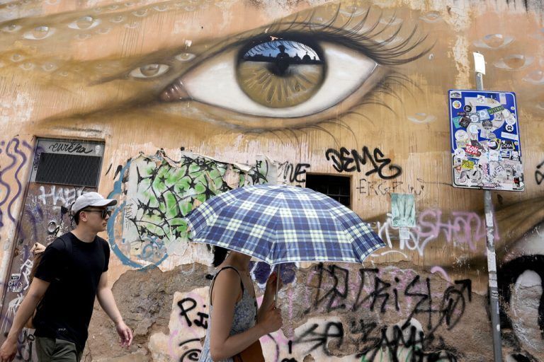 Hitzewelle: Eine Frau nutzt in der italienischen Hauptstadt Rom einen Regenschirm, um sich vor der Sonne zu schützen. AP