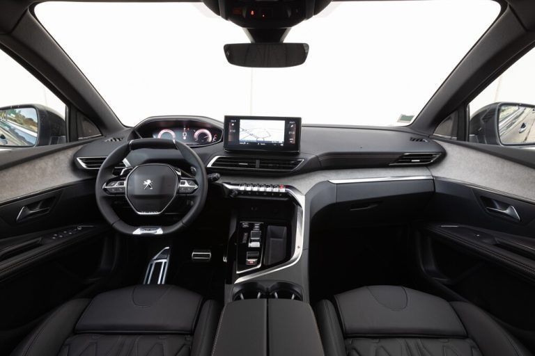 i-Cockpit: hochgesetzte Info-Anzeigen, sehr kompaktes Volant.