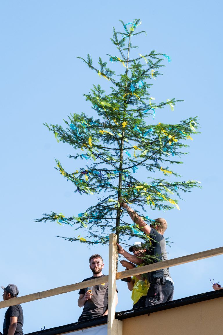 Auf traditionelle Art feierten die Bauherren und Planer mit den Handwerkern und Mitarbeitern die Firstfeier für die Erweiterung des i+R Holzbaus. <span class="copyright">Serra</span>