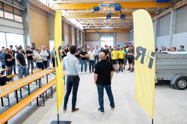 Bei der Firstfeier diente die 1600 Quadratmeter große Produktionshalle den mehr als 100 Gästen als Festhalle. Anfang 2024 erfolgt die maschinelle Ausstattung. <span class="copyright">serra</span>