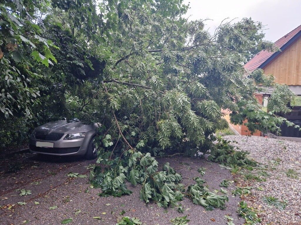 Tausende Blitze und Orkanböen