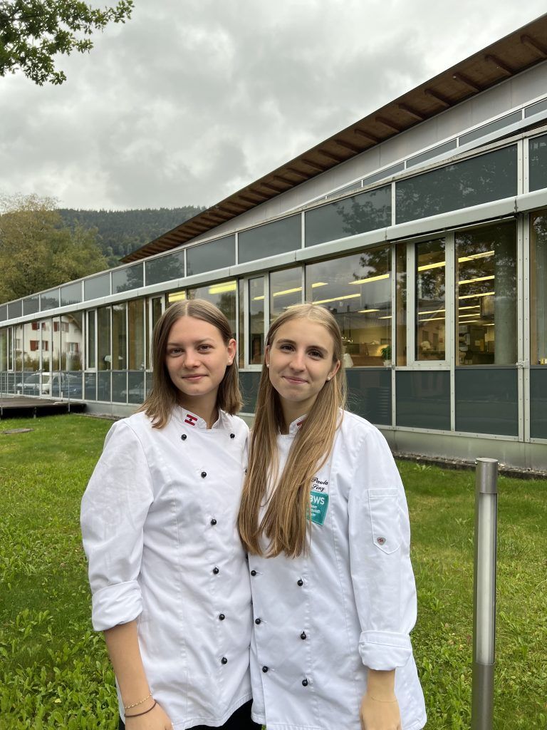 Zwei junge Frauen zeigen Nachhaltigkeit