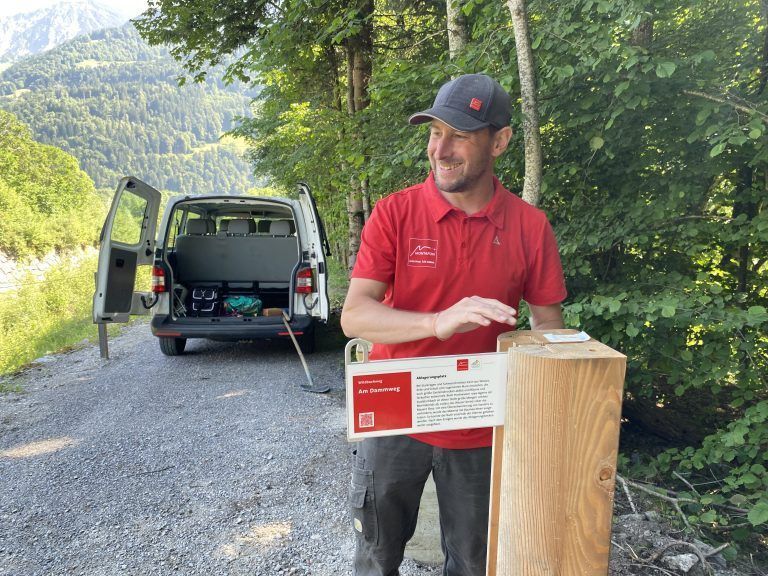 Andreas Marent bringt die letzte Tafel an.