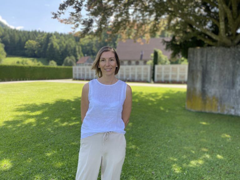 Catherine Muther auf dem künftigen Baumfriedhof.