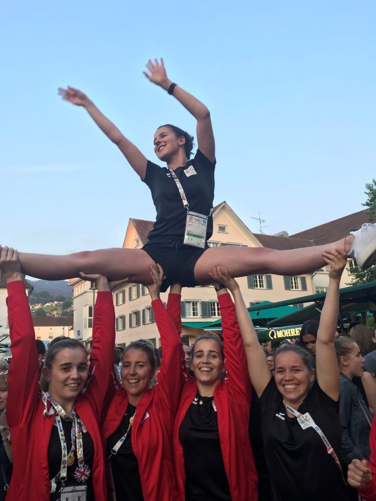 Eine besonders schöne Zeit erlebte Linda (im Bild mit ihren Kolleginnen vom ASTV Walgau) bei der Gymnaestrada im Jahr 2019 in Dornbirn.    