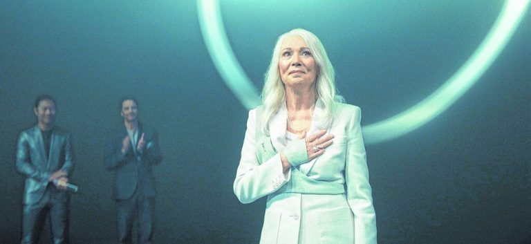 Iris Berben spielt im Science-Fiction-Film „Paradise“ die skrupellose Chefin einer Firma, die Geld für Lebenszeit anbietet. Netflix 2023