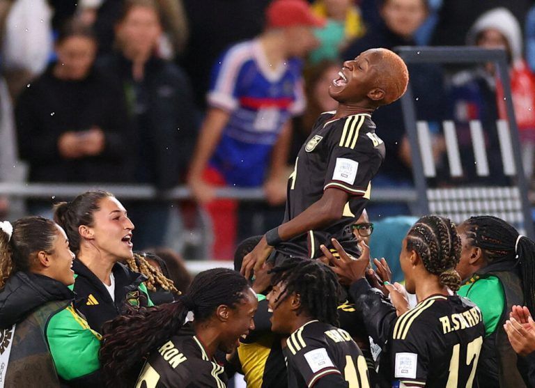 Jamaikas Deneisha Blackwood feiert den sensationellen Punktgewinn gegen Frankreich mit ihren Teamkolleginnen.Reuters