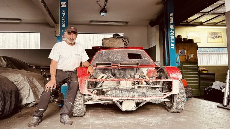 Josef „Rosti“ Gmeiner und sein Polo, der mit zwei Yamaha-Motorradmotoren bestückt wurde und wieder auf Vordermann gebracht werden muss.