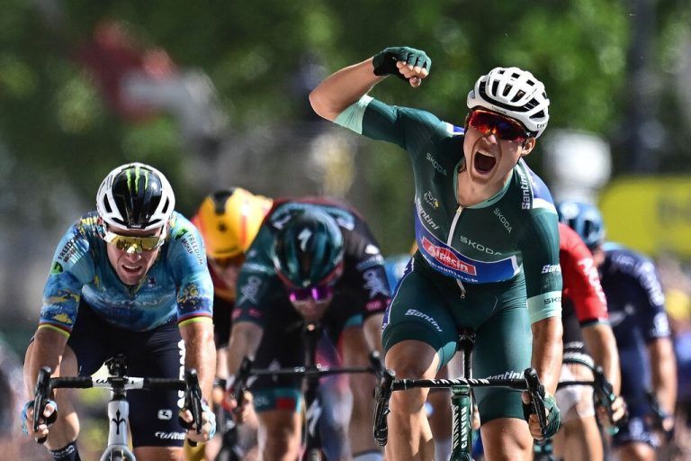 Jubelfaust in der Luft, der Siegesschrei entweicht: Jasper Philipsen triumphiert zum dritten Mal bei der Tour de France.apa