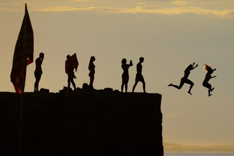 Kinder springen vor den Feierlichkeiten des Nationalfeiertags am 4. Juli in Gloucester, Massachusetts, USA, ins Meer. Reuters