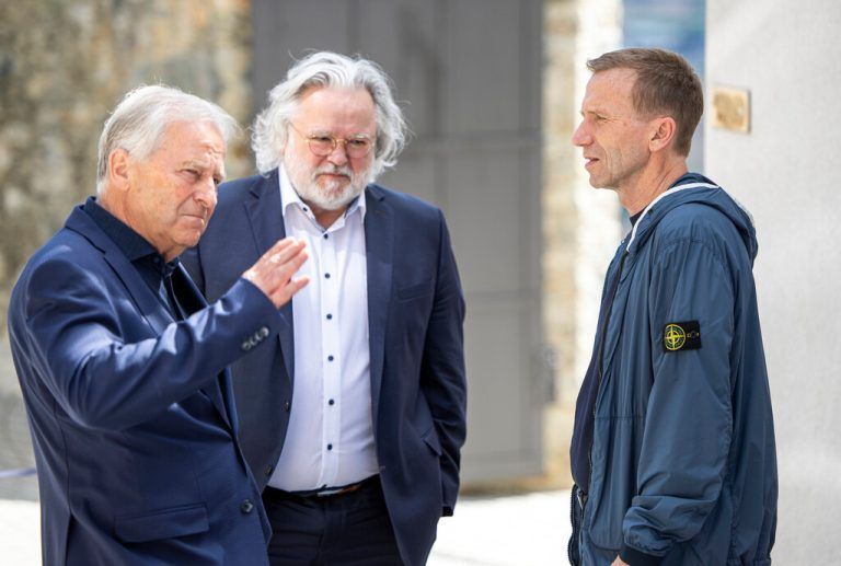 Klaus Mitterdorfer (r.) im Gespräch mit Leo Windtner, einem seiner Vorgänger im Amt des ÖFB-Präsidenten.gepa