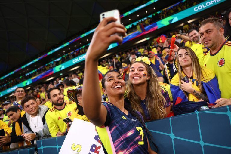 Kolumbiens Spielerinnen feierten den Sieg über Deutschland mit ihren Fans. Unser Bild zeigt Daniela Arias bei einem Selfie mit Zuschauern.Reuters