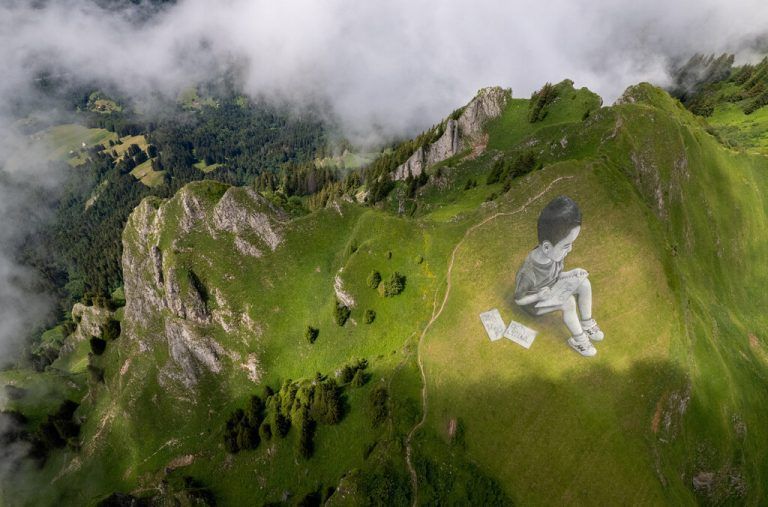 Künstler Saype beeindruckt in der Nähe des Gipfels des Grand Chamossaire, oberhalb des schweizerischen Dorfs Villars-sur-Ollon, mit einem riesigen Land-Art-Gemälde eines zeichnenden Kindes. Reuters