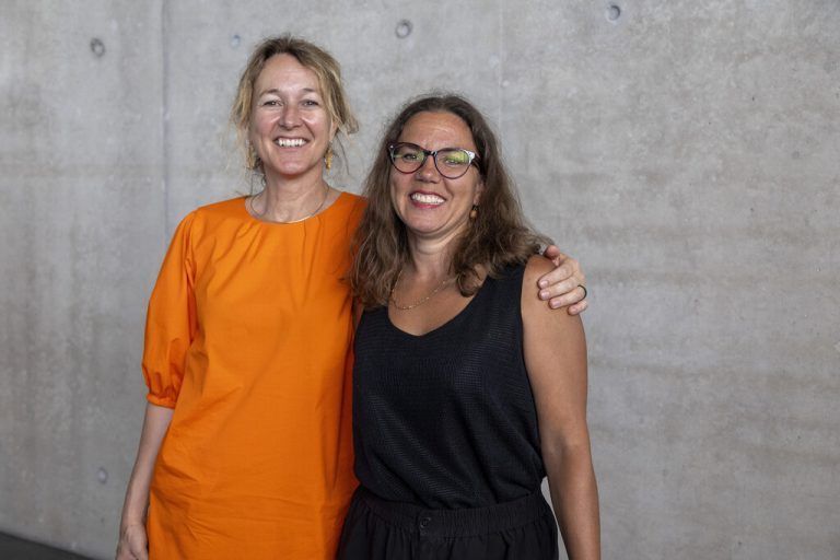 Kulturservice-Leiterin Judith Reichart und Künstlerin Dafna Maimon.