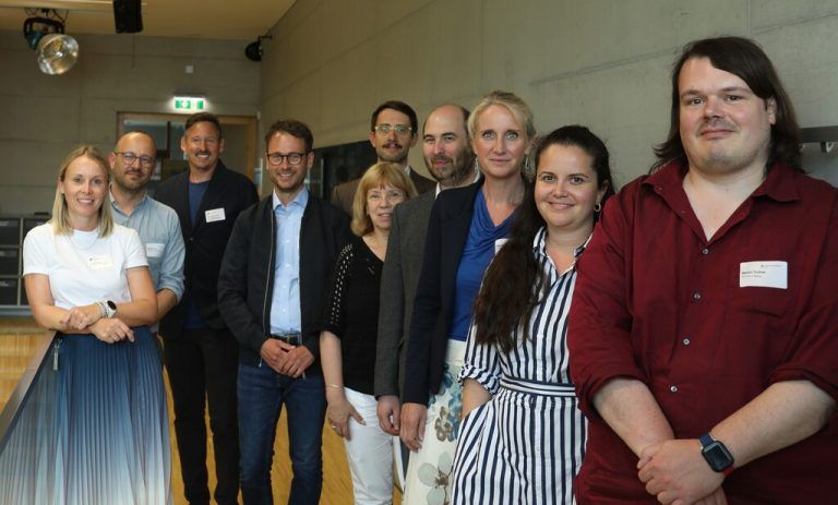 labore An der Fachhochschule Vorarlberg wurde der Startschuss für drei Innovationslabore in der Vierländerregion gegeben. Zehn Hochschulen sowie 50 Unternehmen, Behörden und Organisationen arbeiten dort an Lösungen für den ökologischen Wandel in den Bereichen Mobilität, Gebäude, Ernährungs- und Textilwirtschaft. fhv