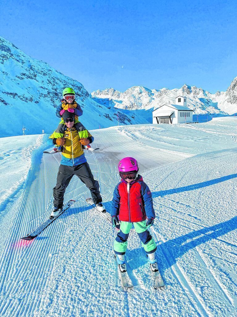 Lena und Hanna lernen schon früh mit ihren Eltern Ski fahren.