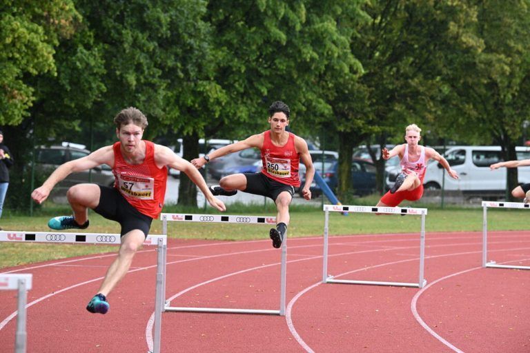 Leonhard Elbs (Bildmitte) holte sich mit persönlicher Bestzeit von 54,24 Sekunden ÖM-Gold bei den Unter-20-Jährigen im 400-m-Hürdenrennen.ÖLV/Alfred Nevsimal