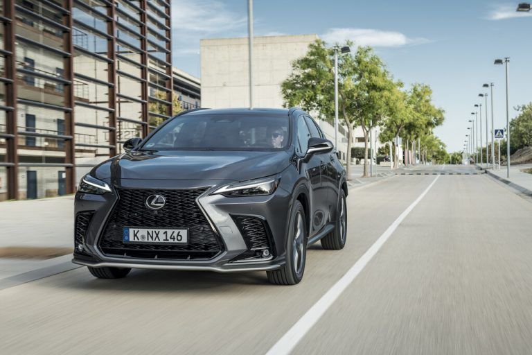 Lexus NX: Noch selbstbewusster gestylter Crossover mit starken Motorisierungen. Das Vollhybridsystem hat 244 PS, der Plug-in-Hybrid 309 PS.