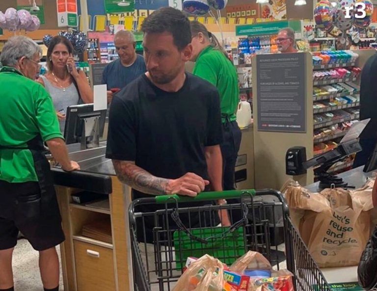 Lionel Messi beim Einkaufen in Miami (USA). In wohl jedem anderen Land der Welt würde ein Besuch des mit besten Spielers aller Zeiten zu Tumulten führen, nicht in den USA.twitter