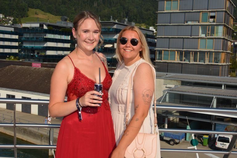 Absolventin Marie Bachmann mit Freundin Laura Inglin.