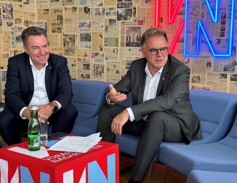 Markus Stadelmann, Landesdirektor Vorarlberg, und Peter Humer, Vorstand Kunde & Markt Österreich. vn