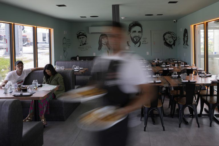 Messi als Karikatur an der Wand im Restaurant ...APA
